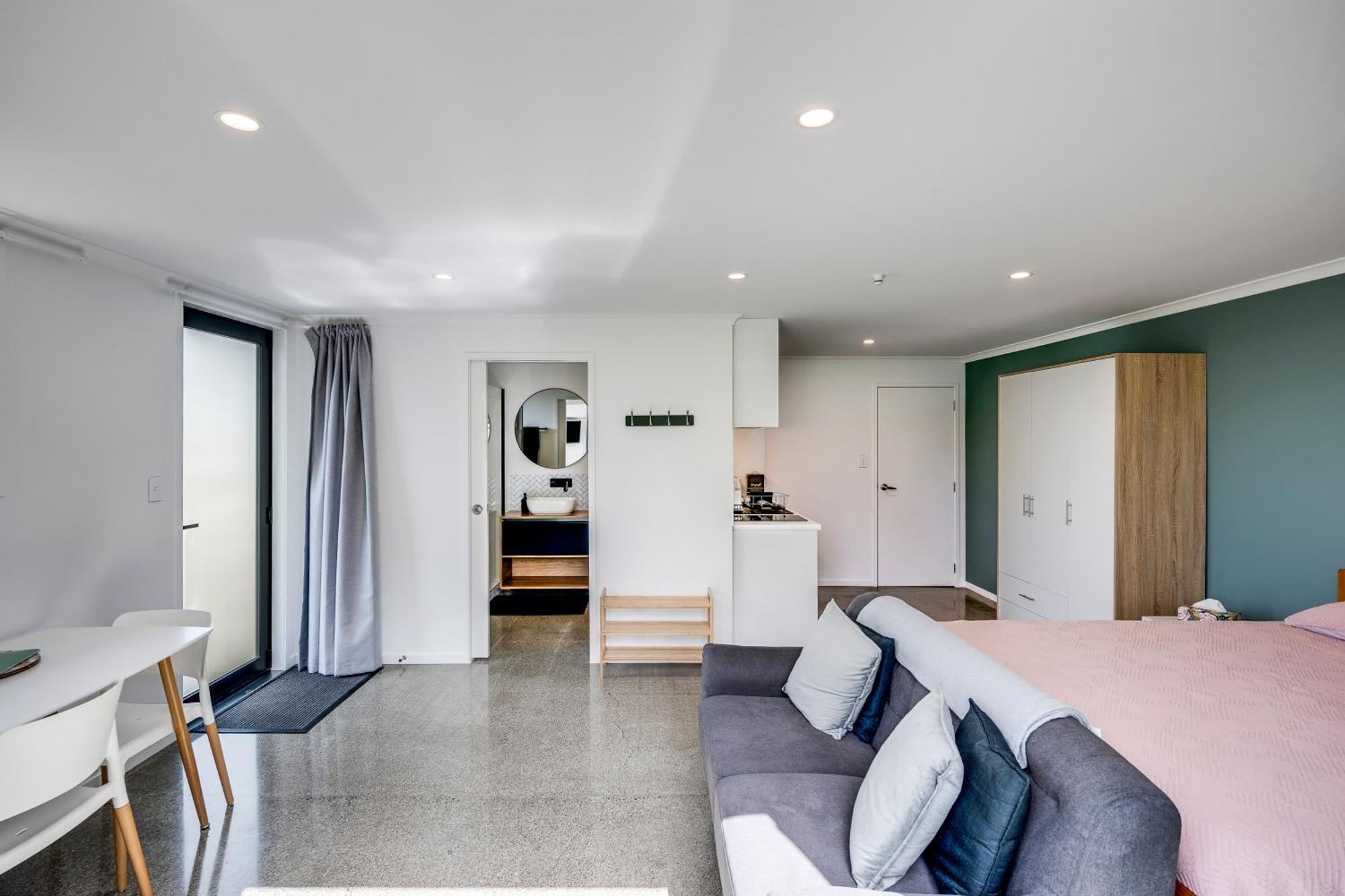 Modern Studio Near Clive River Екстер'єр фото