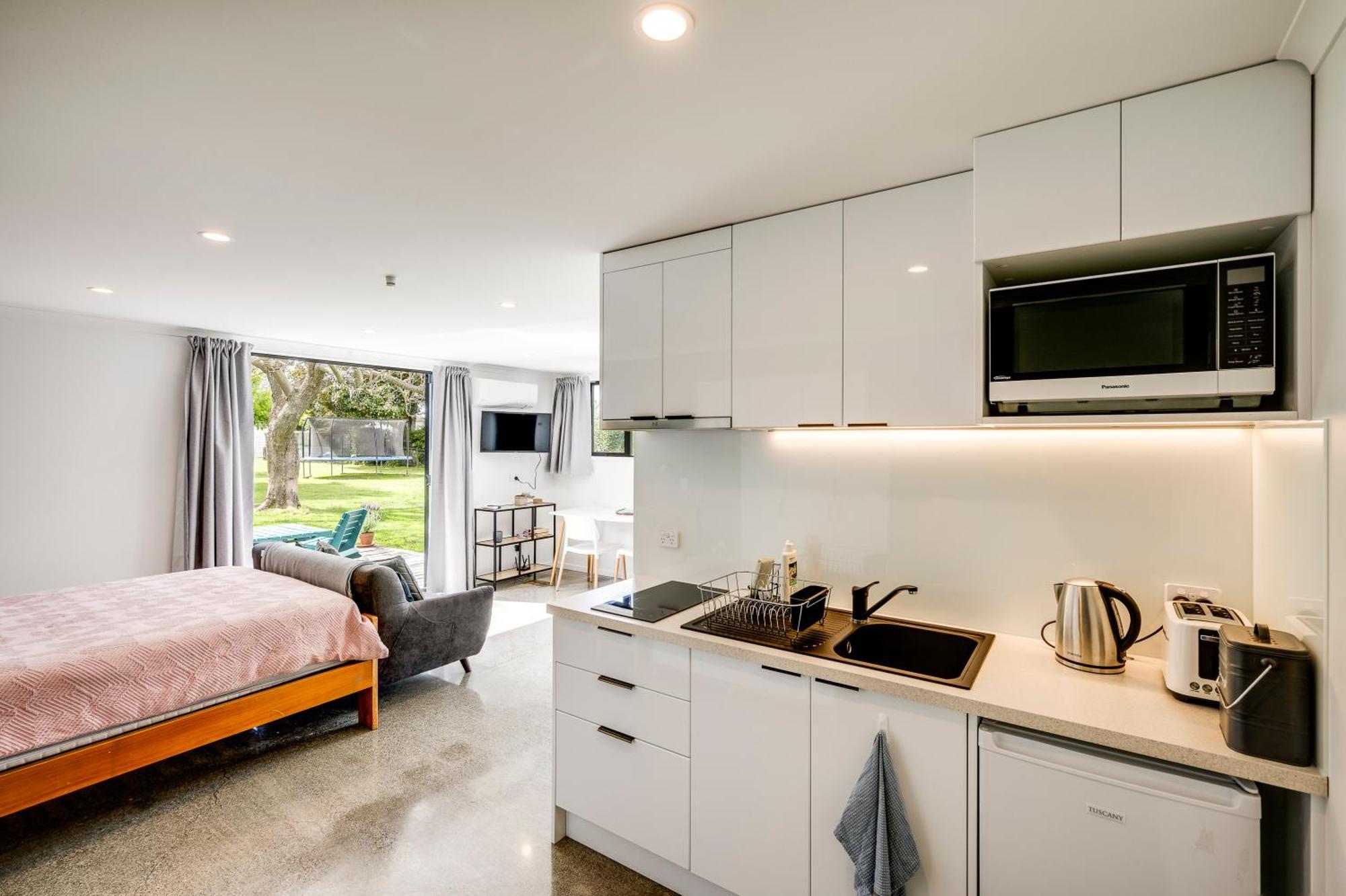 Modern Studio Near Clive River Екстер'єр фото